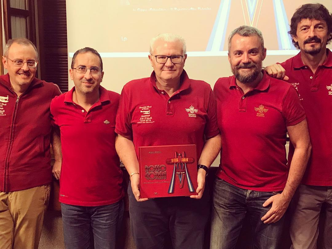 L'autore di ROSSO CORSA Luigino Caliaro circondato dagli Squadratlantici